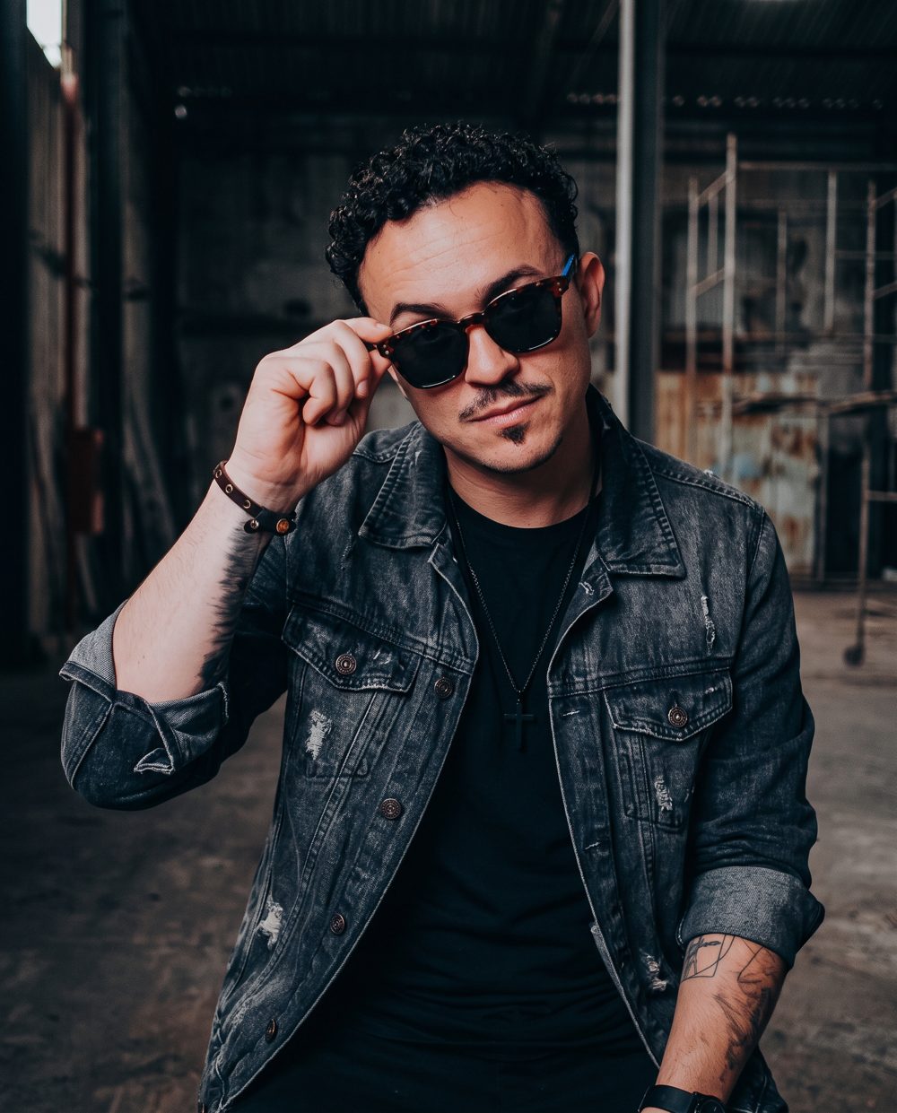 Basqueroto in a denim jacket, adjusting his sunglasses